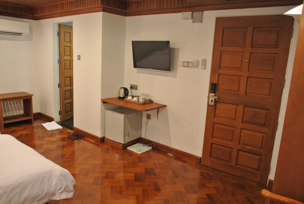 Hotel Wardan Rangoon Buitenkant foto